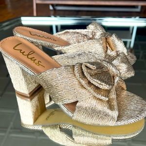 Never worn Lulus rose gold holiday shoe ! Great for new years !